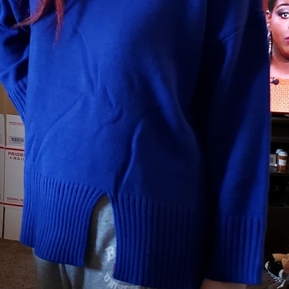 Red Slit Oversized Turtleneck Sweater - Picture 4 of 7